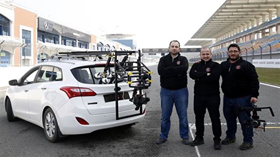 Üç kardeşten yerli üretim 'Gimbal' 
Yarışmanın 39 kişilik jürisinin 54 ülkeden 5 bin 500'den fazla ürünü incelediği ve kazananları belirlediği aktarıldı.
Kılıçbay kardeşlerin "Trexo Arc Gimbal" adını verdikleri ürünlerinin, ödüle layık görülerek, Red-Dot Tasarım Müzesi"nde sergilenmeye hak kazandığı kaydedildi. 