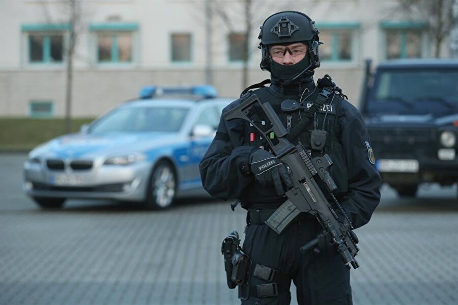 Zirvede güvenlik üst düzeyde

                                    Almanya’nın Hamburg kentinde gerçekleşecek G20 zirvesi süresince tam 20 bin polis görev yapacak. 
                                