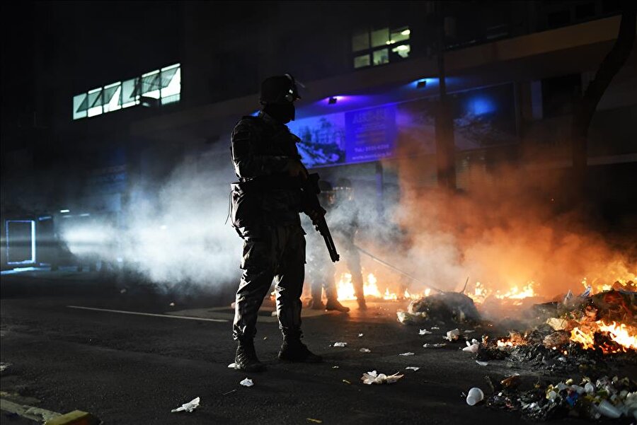 Rio de Janeiro'da düzenlenen protestolar

                                    Brezilya'nın Rio de Janeiro kentinde bulunan Mangueira Favela Meydanı'nda Devlet Başkanı Michel Temer karşıtı protesto düzenlendi. Protesto sırasında göstericilerle, güvenlik güçleri arasında çatışma çıktı.
                                