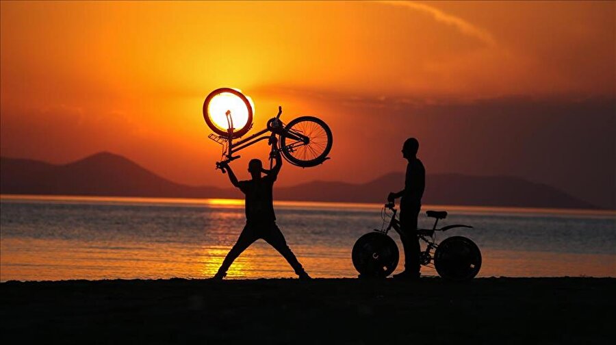 Van Gölü'nde gün batımı

                                    Van'ın Edremit ilçesinde gençler, gün batımının kızıllığında Van Gölü kıyılarında bisiklet sürmenin keyfini yaşadı.
                                
