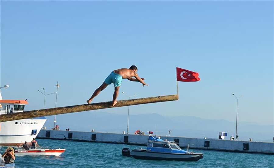 Denizcilik ve Kabotaj Bayramı

                                    Sinop'ta, Denizcilik ve Kabotaj Bayramı dolayısıyla düzenlenen Türk bayrağı alma yarışmaları vatandaşlar tarafından ilgiyle izlendi.
                                