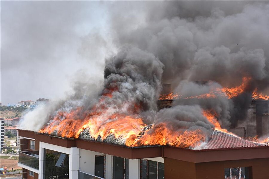 Kırıkkale'de yangın

                                    Kırıkkale'de 10 katlı binada çıkan yangın, itfaiye ekiplerinin 2 saatlik çalışmasıyla söndürüldü.
                                