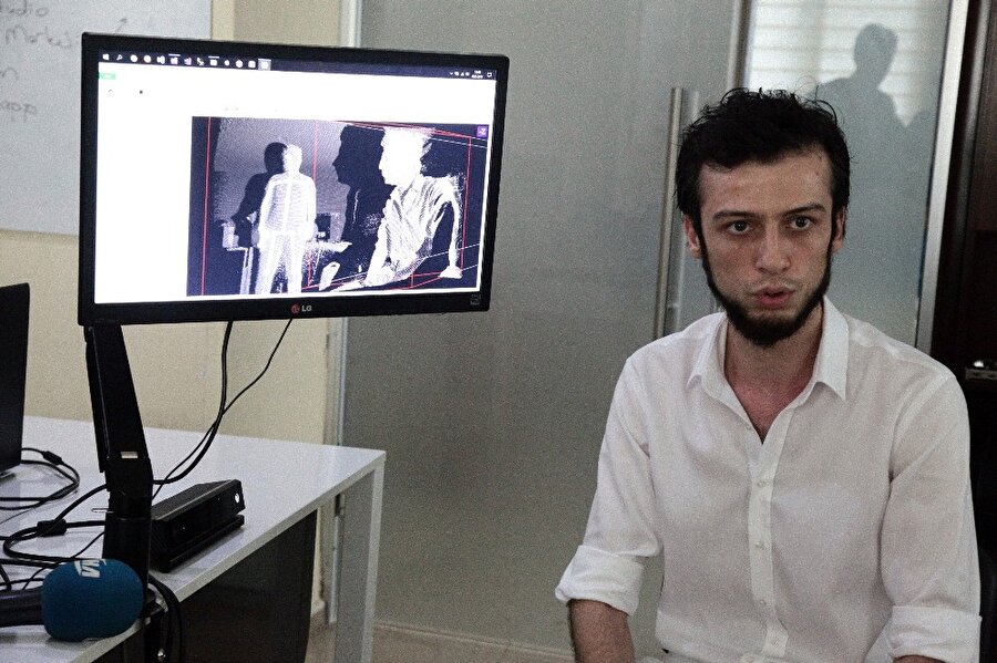 İşaret dilini sese ve yazıya çeviren yazılım 