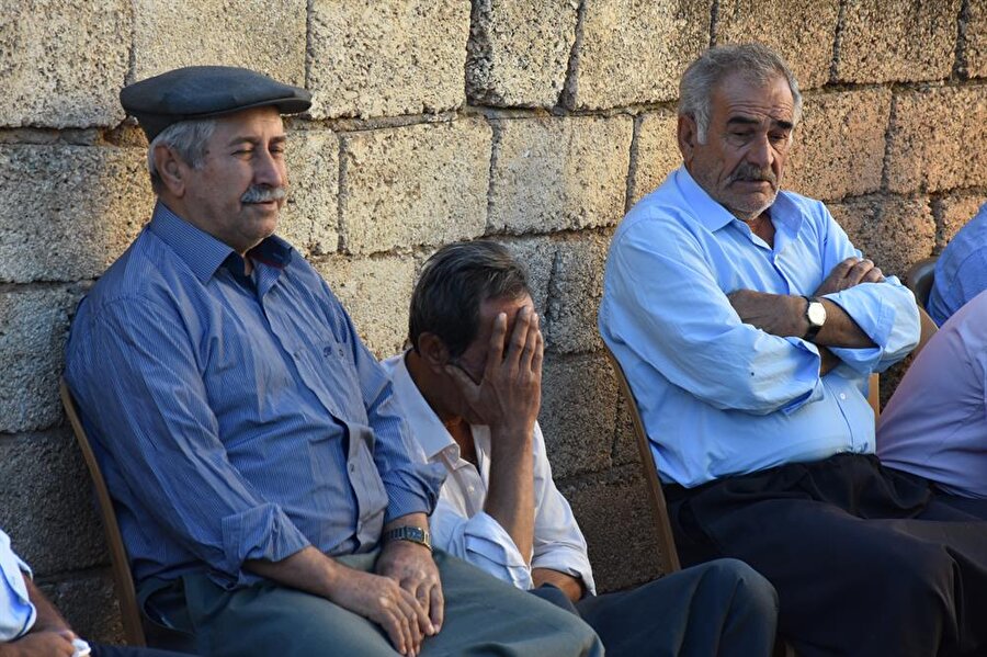 Şehidin babası Osman ile amcası Seydi İnce, evde taziyeleri kabul ediyor. Şehidin amcası Seydi İnce, gazetecilere, "Vatan sağ olsun." dedi.