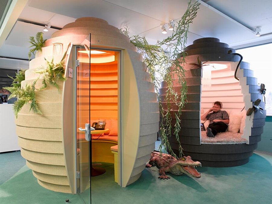 Google'ın Zürih'teki ofisinde mimarlık şirketi Camenzind Evolution tarafından tasarlanan toplantı odaları bulunuyor. Yumurta şeklinde kurgulanan bu toplantı odaları göründüğü gibi hayli konforlu. 

                                    
                                    
                                
                                