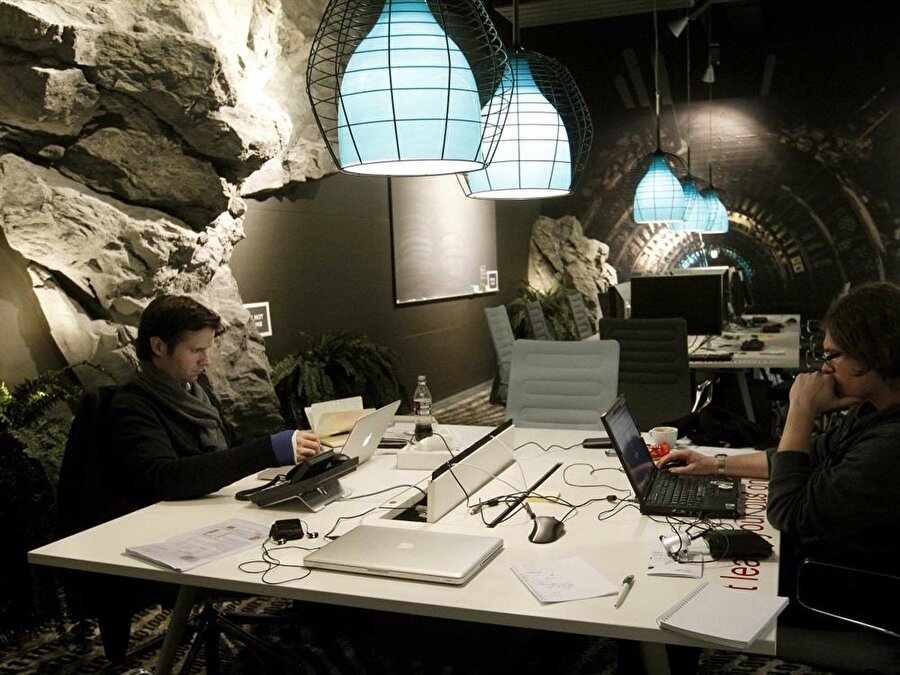 Elbette toplantı için tek alternatif yumurta kabinleri değil. Yine Zürih'te yer alan ofiste mağara ve tünel konseptiyle tasarlanmış toplantı odaları yer alıyor. 

                                    
                                    
                                
                                