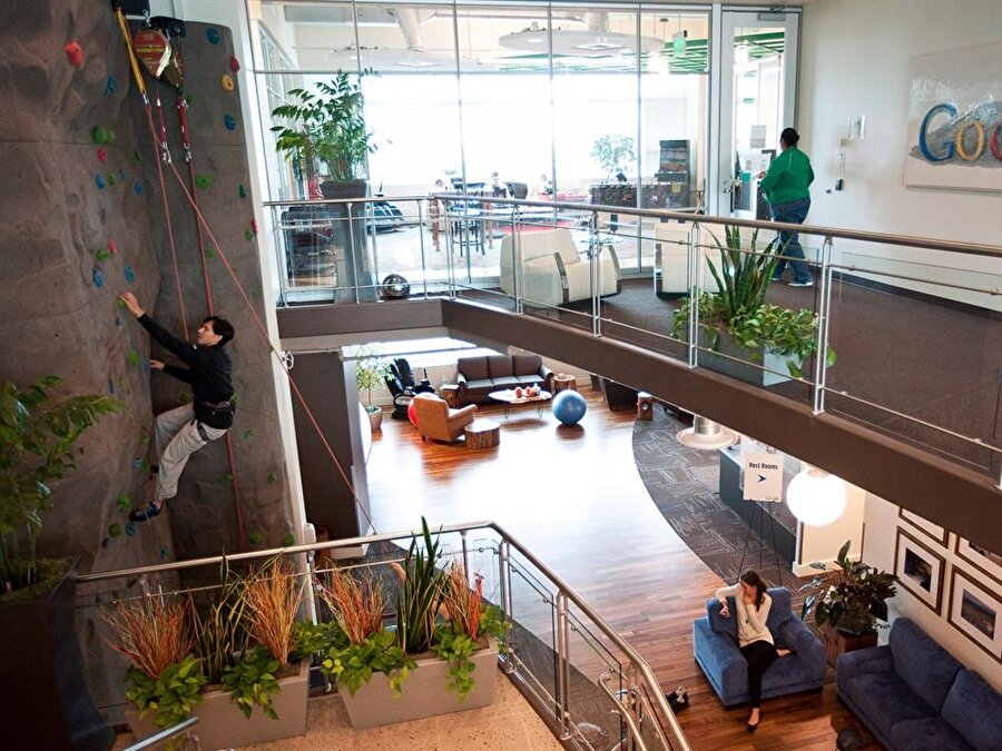 Google artık işi o kadar abartmış ki ofiste bir kayaya tırmanma duvarı bile inşa etmiş. 

                                    
                                    
                                
                                