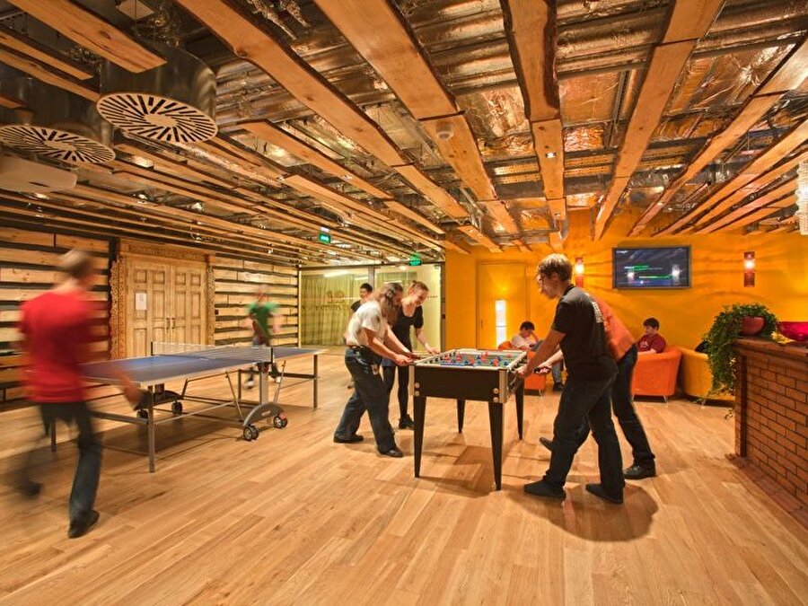 Moskova'daki çalışanlar bu rahat ahşap panelli odada masa tenisi ve langırt oynayabiliyor. 

                                    
                                    
                                
                                