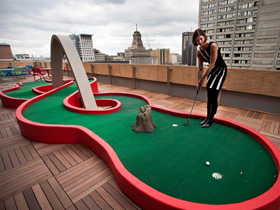 Toronto'daki çalışanlar çatıda minyatür sahada golf oynayabiliyor. 

                                    
                                    
                                
                                