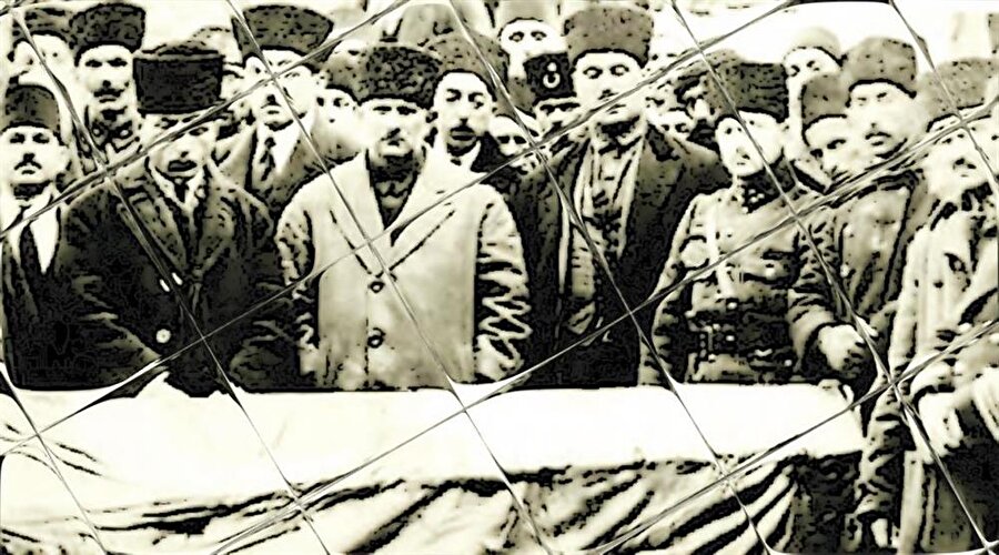Trabzon Mebusu Ali Şükrü Bey, Birinci Meclis’in cinayete kurban giden ilk mebusuydu. Topal Osman’ın
katlettiği vekilin cenaze töreninden bir kare.
