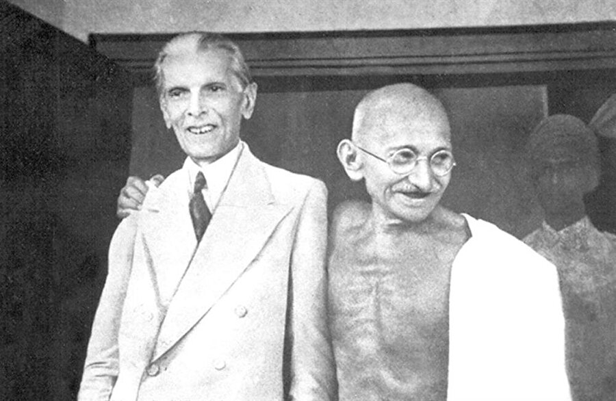 Gandhi’nin içerisinde bulunduğu bu büyük harekete Cinnah da katıldı. Daha sonra Cinnah ile Hinduların lideri Gandhi arasında yöntem ayrılığı yaşandı ve Cinnah Kongre’den ayrıldı. 

                                    
                                    
                                    
                                    
                                
                                
                                
                                
