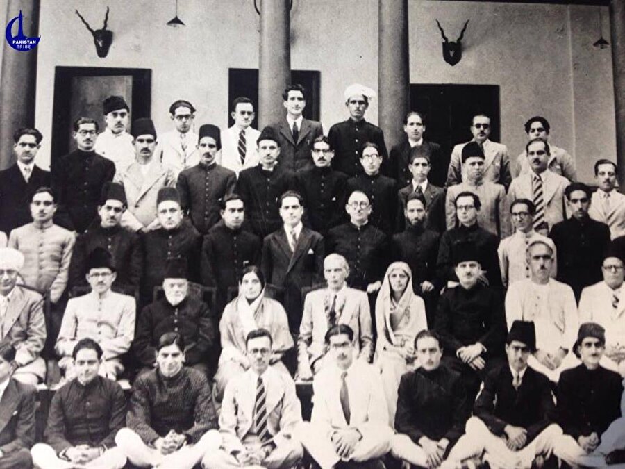 23 Mart 1940’da Muhammed Ali Cinnah’ın önderliğinde Lahor’da toplanan Müslüman Birliği Cemiyeti Kongresi, Hindulardan tamamen ayrı bağımsız bir Pakistan Devleti kurulması kararı aldı. Pakistan sözcüğü ilk kez bu yıl kullanıldı.

                                    
                                    
                                    
                                    
                                
                                
                                
                                