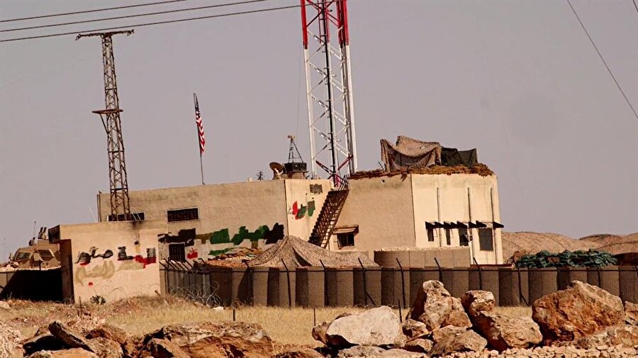 PYD ele geçirdiği üsse ABD bayrağı astı
