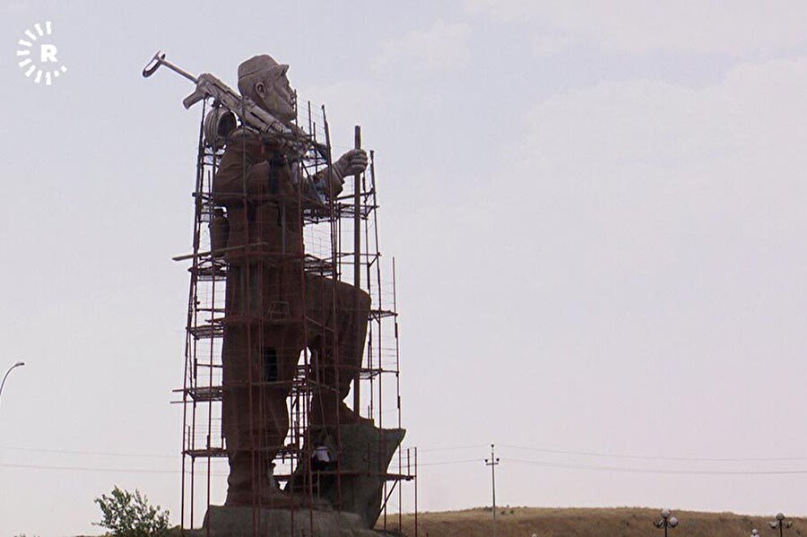 Irak’ın Kerkük şehrinde bayrak krizinden sonra şimdi de heykel krizi yaşandı. Kerkük’e dikilen 21 metrelik peşmerge heykeli Türkmen ve Arapların tepkisine neden oldu.

                                    
                                    
                                    
                                    
                                
                                
                                
                                