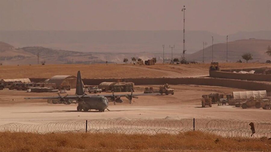 ABD'nin ağır silah desteği sağladığı ve ülkedeki "en yakın müttefikimiz" şeklinde nitelediği terör örgütü PKK/PYD, ele geçirdiği bir askeri üsse ABD bayrağı astı.

                                    
                                    
                                    
                                
                                
                                