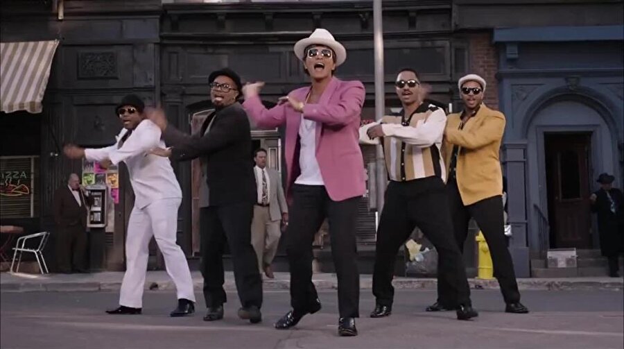 Mark Ronson - Uptown Funk (ft Bruno Mars)

                                    2,596,545,717
                                