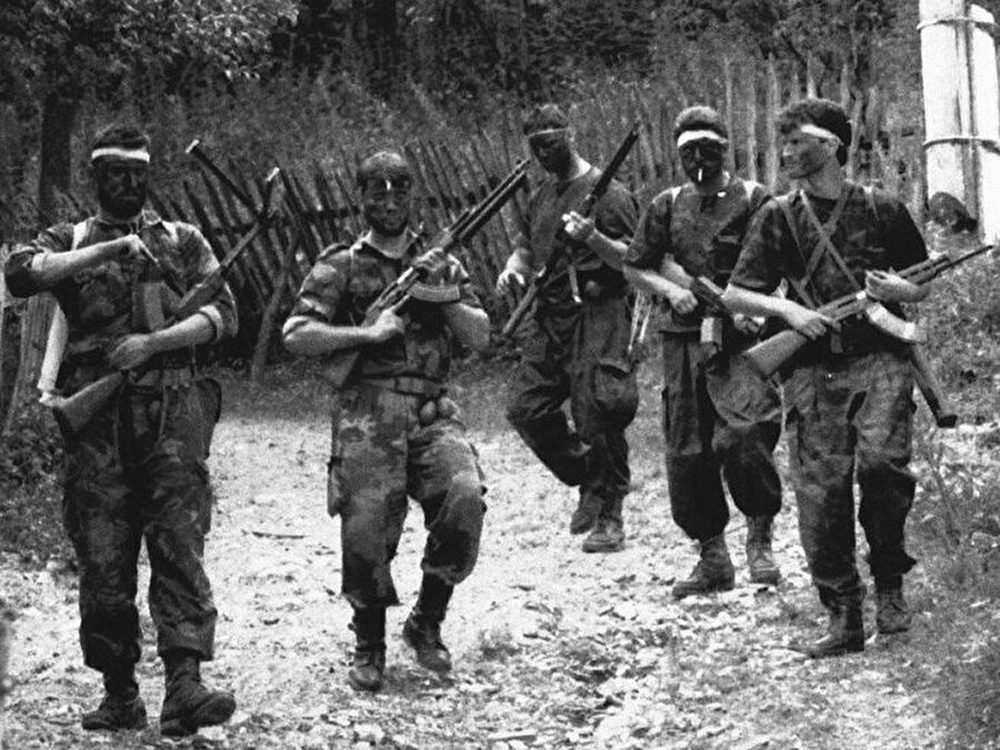 Nisan 1992’de Sırplar, Bosna Hersek’te etnik temizliğe başladı. Tam bir yıl sonra Birleşmiş Milletler Güvenlik Konseyi Srebrenitsa’yı “güvenli bölge” ilan etti. 

                                    
                                    
                                    
                                    
                                    
                                    
                                
                                
                                
                                
                                
                                