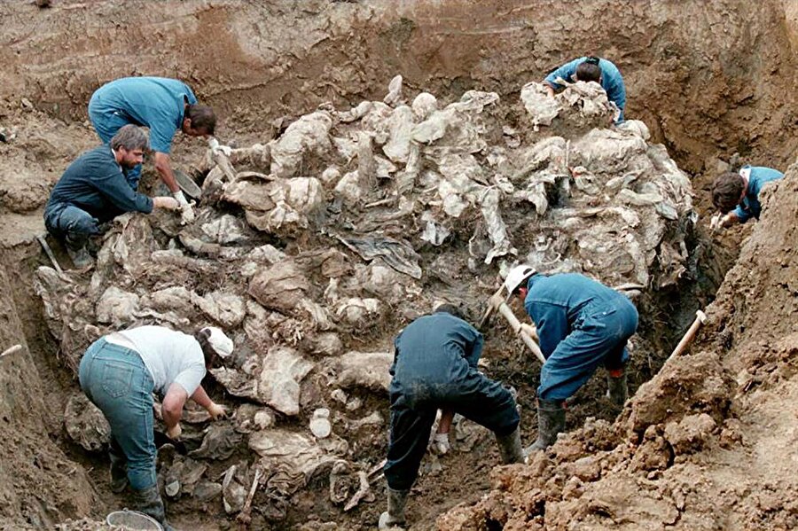 Resmi rakamlara göre 8.372 masum Müslümanın katledildiği Srebrenitsa Avrupa’nın üç maymunu oynamasına mahkum edildi.

                                    
                                    
                                    
                                    
                                    
                                    
                                    
                                
                                
                                
                                
                                
                                
                                