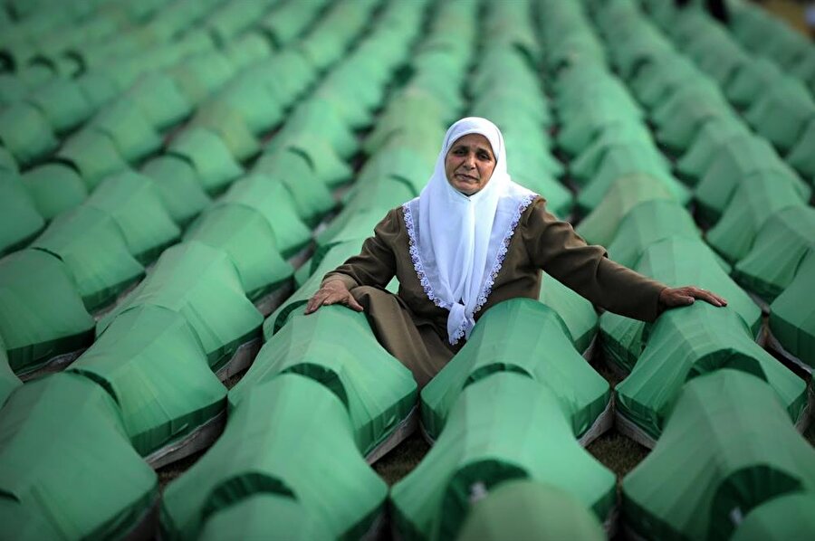 Avrupa kısmen de olsa Srebrenitsa ile yüzleşmeye başladı.

                                    
                                    
                                    
                                    
                                    
                                    - 2007 yılında Lahey'deki Uluslararası Adalet Divanı Srebrenitsa'da yaşananların "soykırım" olduğuna ancak sorumlusunun Sırbistan olmadığına hükmetti.- Avrupa'daki hukuksal olarak ilk kez belgelenmiş soykırım olarak tarih sayfalarında acı bir şekilde yerine aldı. - Geçtiğimiz günlerde Hollanda Temyiz Mahkemesi 1995 yılındaki Srebrenitsa katliamıyla ilgili önemli bir karara imza attı. Bosnalıları Sırp katillere teslim eden Hollanda'yı kısmen sorumlu bulan mahkeme, 350 kurbanın ailesi için Hollanda’nın yüzde 30 tazminat ödemesine karar verdi.- Uluslararası Savaş Suçları Mahkemesi, Bosnalı Sırpların eski lideri Radovan Karaciç'i Srebrenitsa'da yaşananlardan sorumlu tutarak 40 yıl hapis cezasına çarptırdı. - Mahkeme Sırp kasap General Ratko Mladiç'in de ömür boyu hapse mahkum etti.
                                
                                
                                
                                
                                
                                