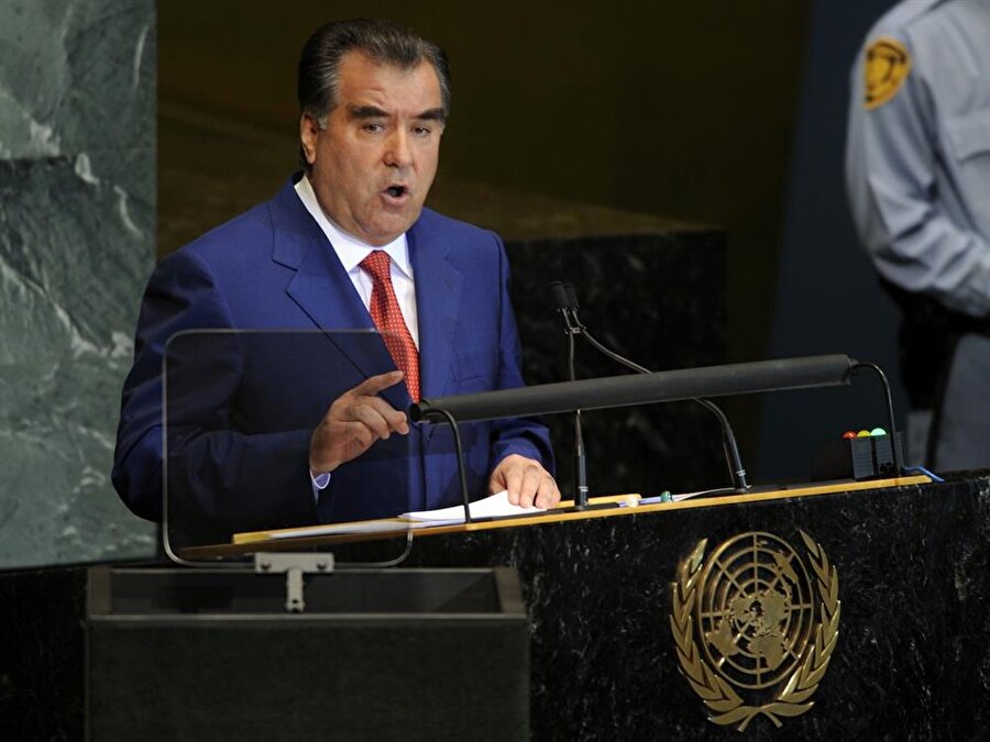 Tacikistan Devlet Başkanı İmamali Rahman, çoğunluğu Müslüman olan halkına seslenerek "başörtüsü takmayın ve sakal bırakmayın" şeklinde skandal bir açıklamada bulundu.

                                    
                                