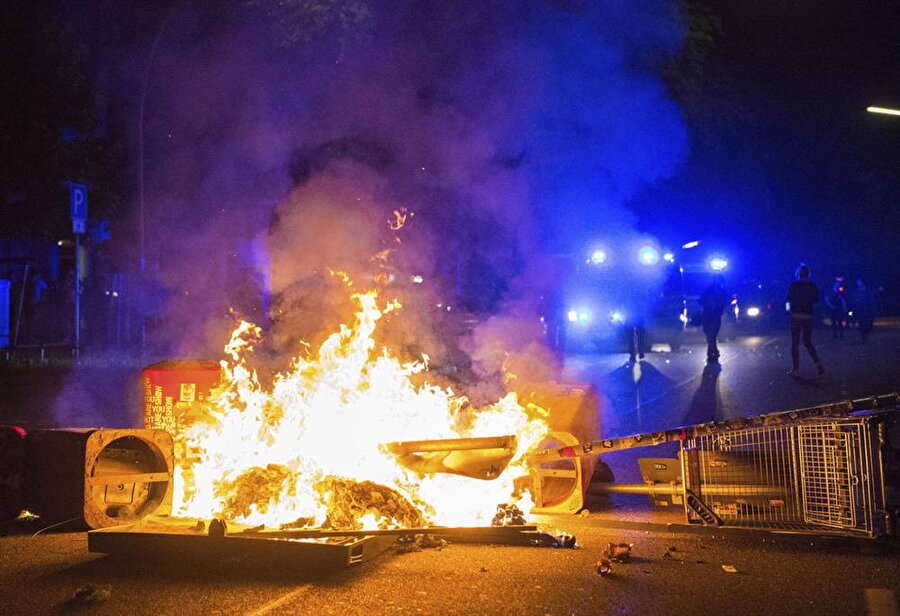 G20 Zirvesini 'toptan bir iflas' olarak yorumlayan Almanya Dışişleri Bakanı Sigmar Gabriel, Hamburg'ta yaşanan şiddet olaylarından Başbakan Merkel'in sorumlu tuttu.

                                    
                                