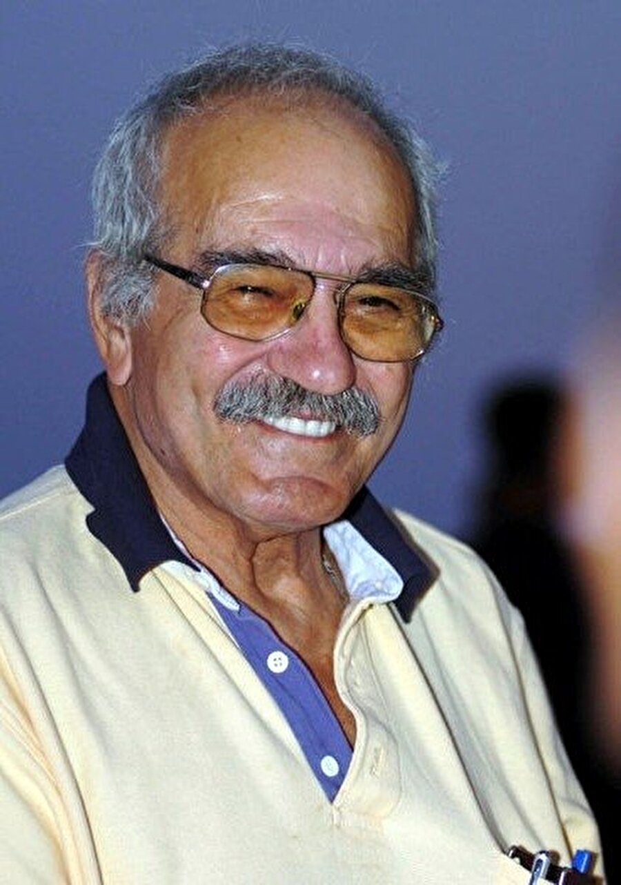 83 yaşında vefat etti
Akciğer kanseri nedeniyle 83 yaşında vefat eden Fikret Hakan, sanat camiasını yasa boğdu. 
