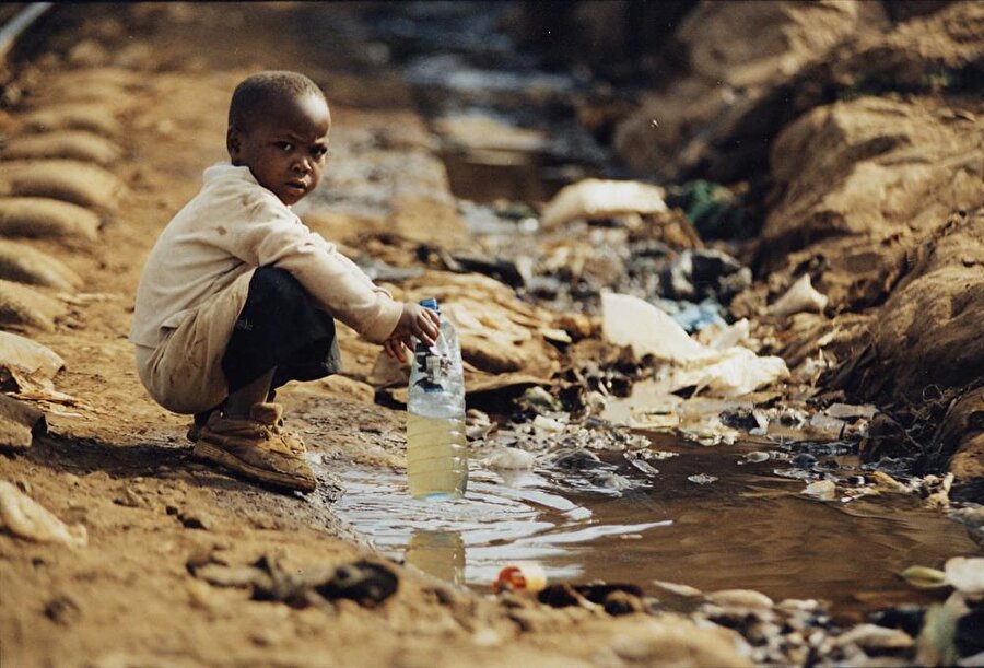 Birleşmiş Milletler (BM) raporlarına göre dünya genelinde 2,1 milyar kişinin evinde temiz suya erişim imkanı yok.

                                    
                                    
                                
                                