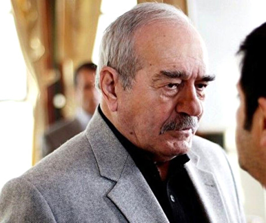 "Evde yere düşmüş"
Fikret Hakan, 21 Mayıs'ta evde yere düşmüş ve Nursel'i aramış. 32 yıllık hayat arkadaşı ise o sırada Bodrum'da bulunuyormuş. Fikret Bey, "Nursel ben düştüm hemen gel" demiş ve o da hemen apar topar yanına giderek ambulans çağırmış. Fikret Bey, Kartal Araştırma Hastanesi'nde yakın bir doktor arkadaşı olduğu için orayı tercih etmiş ve oraya gitmişler. Tahlillerin tamamı temiz çıkmış, ancak ateşi olduğu için hastaneye yatarak araştırmak istemişler. "Nefesi tıkandığı için vefat etmiş"Geçtiğimiz Cuma günü taburcu olmuş ve geçtiğimiz Pazartesi günü eşi ile birlikte kontrol amaçlı hastaneye gitmiş. Ancak hastanede balgam nedeni ile nefesi tıkanmış. Hemen müdahale etmişler ama maalesef kurtaramamışlar. Nur içinde yatsın inşallah.