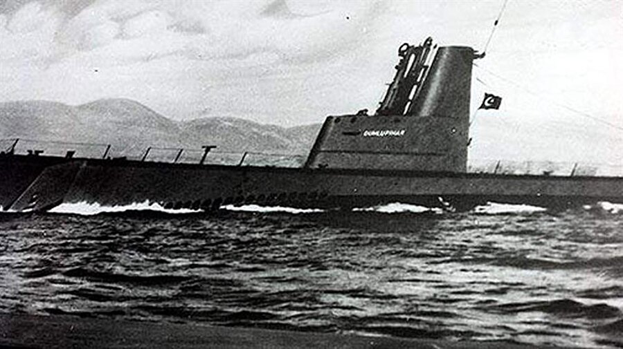 Bir emniyet botu tarafından takip edilen denizaltı kötü hava şartları nedeniyle yarım kaldı. Saatler sonra emniyet botu Atılay’dan haber alamayınca deniz komutanlığı harekete geçti. 
