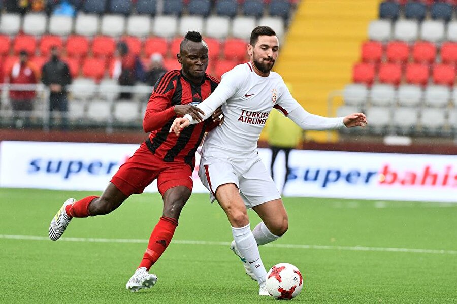 Galatasaraylı taraftarlar kazan kaldırdı: "İstifa edin"