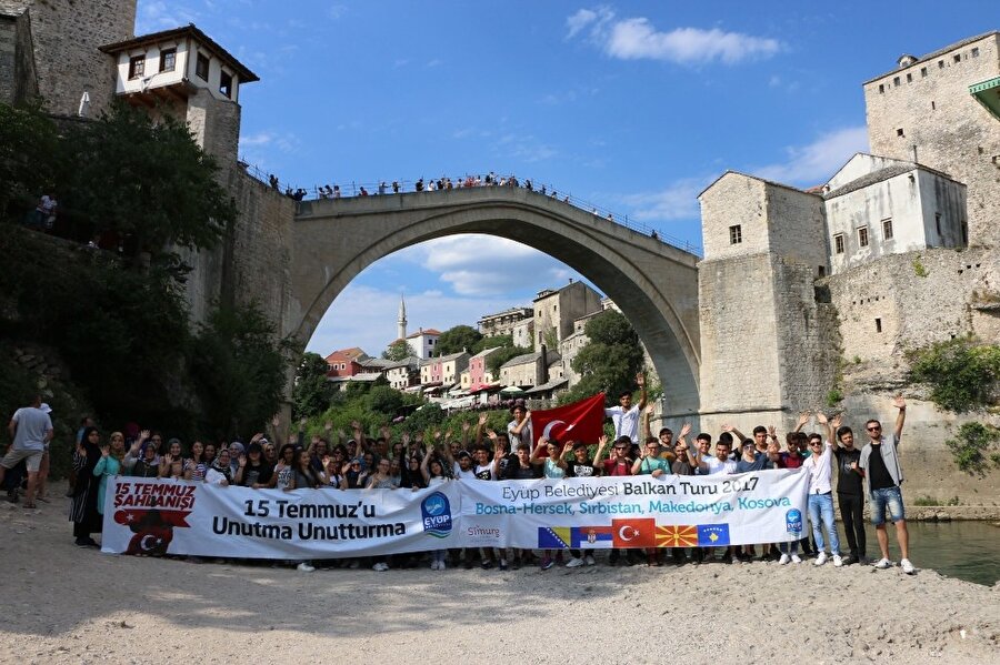 Mostar Köprüsü önünde 15 Temmuz’u unutma, unutturma pankartı