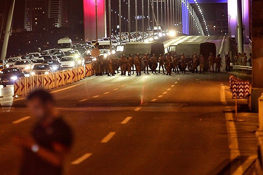 Saat: 21:45

                                    
                                    
                                    
                                    İstanbul Boğaziçi ve Fatih Sultan Mehmet köprülerinin Anadolu'dan Avrupa'ya geçiş yönü asker tarafından trafiğe kapatıldı. Boğaziçi Köprüsü 'nde, Anadolu-Avrupa istikametinde trafik tamamen durduruldu. Köprüden askeri tankın geçişi görüntülere yansıdı.
                                
                                
                                
                                