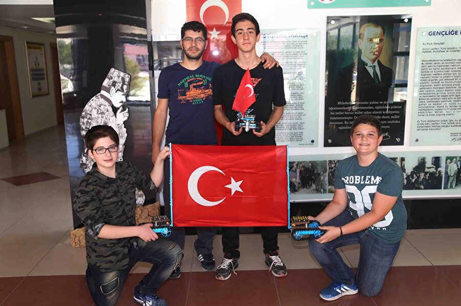 Ay yıldız çizerek Bayrak açan robot