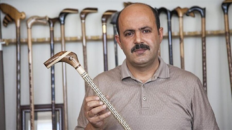 15 Temmuz şehitlerinin adını bastona yazdı