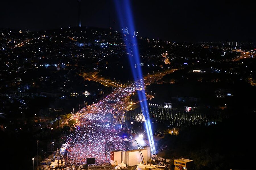 FETÖ’cü hainlerin darbe girişiminde 32 şehit verdiğimiz 15 Temmuz Şehitler Köprüsü’nde, milyonlarca kişinin katıldığı görkemli bir anma töreni düzenlendi.