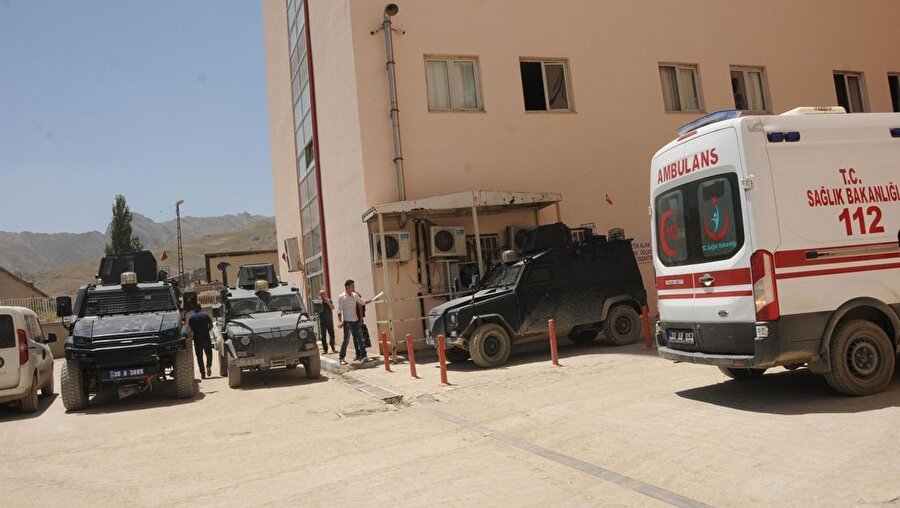 Hakkari’nin Yüksekova ilçesinde askeri aracın geçişi sırasında teröristlerce daha önceden yola döşenmiş olan el yapımı patlayıcı infilak ettirildi. Teröristlerin hain saldırısında 17 askerimiz yaralandı.
