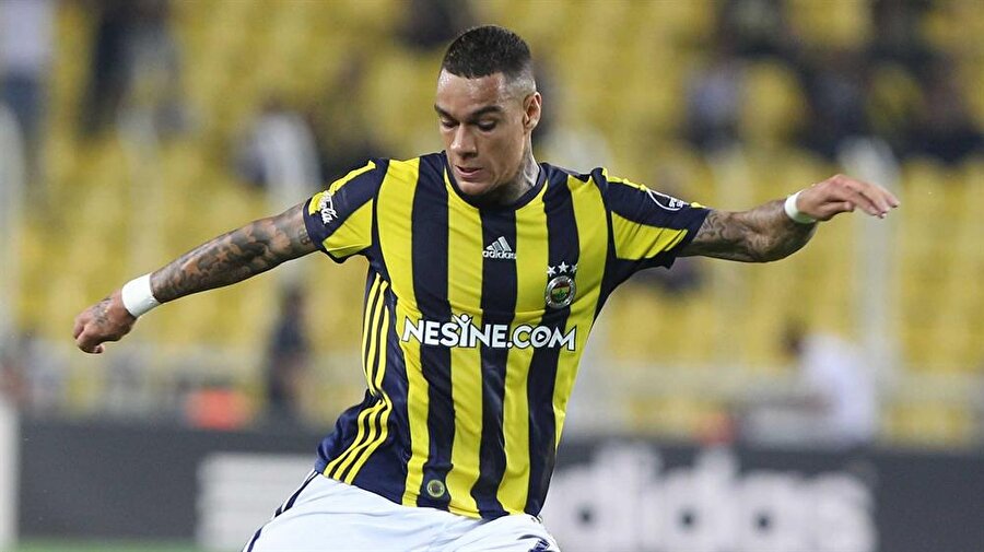 Fenerbahçe'nin kadro dışı bıraktığı Van der Wiel Ada yolcusu