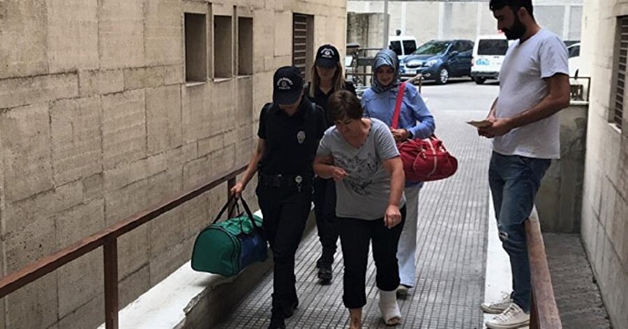 Polisten kaçmak için balkondan atlayan FETÖ şüphelisi ayağını kırdı.