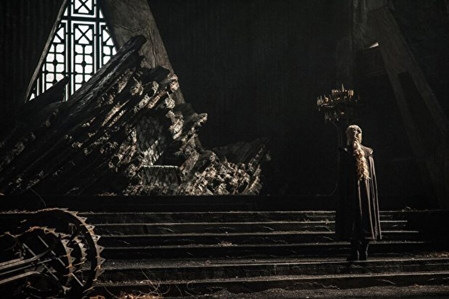 Yeni bölümün en heyecan uyandıran karesinde Daenerys Targaryen tahta yürüyor...

                                    
                                    
                                    
                                
                                
                                