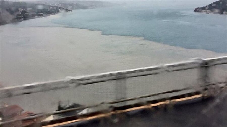 ​İstanbul Boğazı'nda denize karışan sel suyu şaşırtan görüntülere sahne oldu.