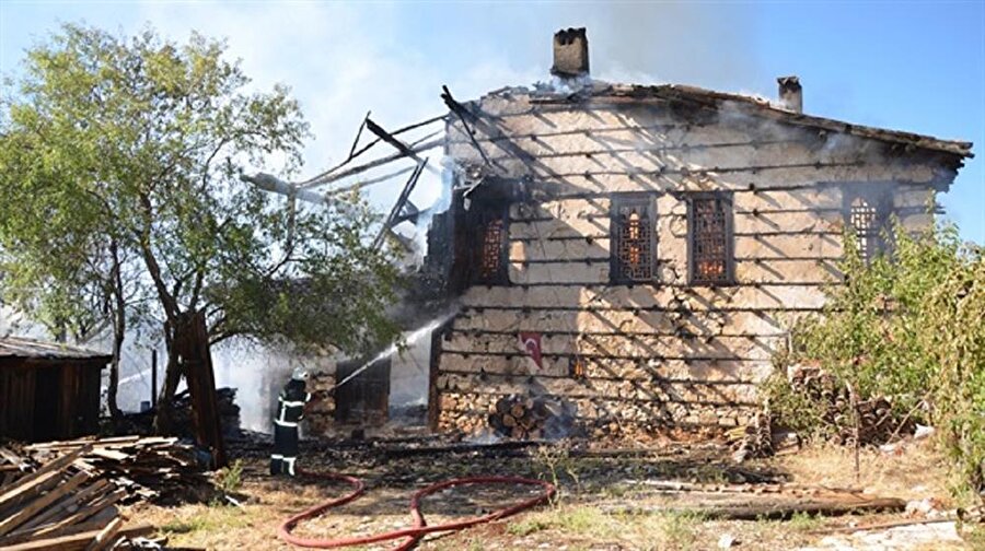 700 yıllık ev kül oldu