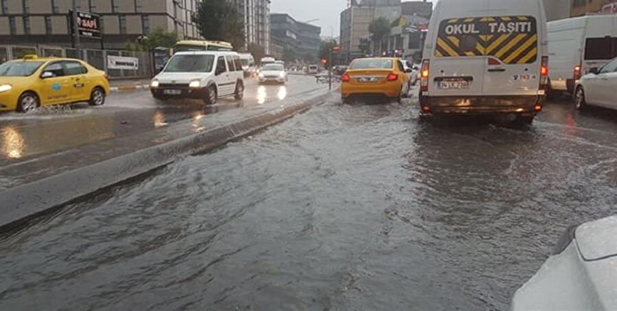 İstanbul'da gece saatlerinde başlayan yağış sabah etkisini artırdı. Sağanak yağışla birlikte birçok yerde su baskını meydana geldi.