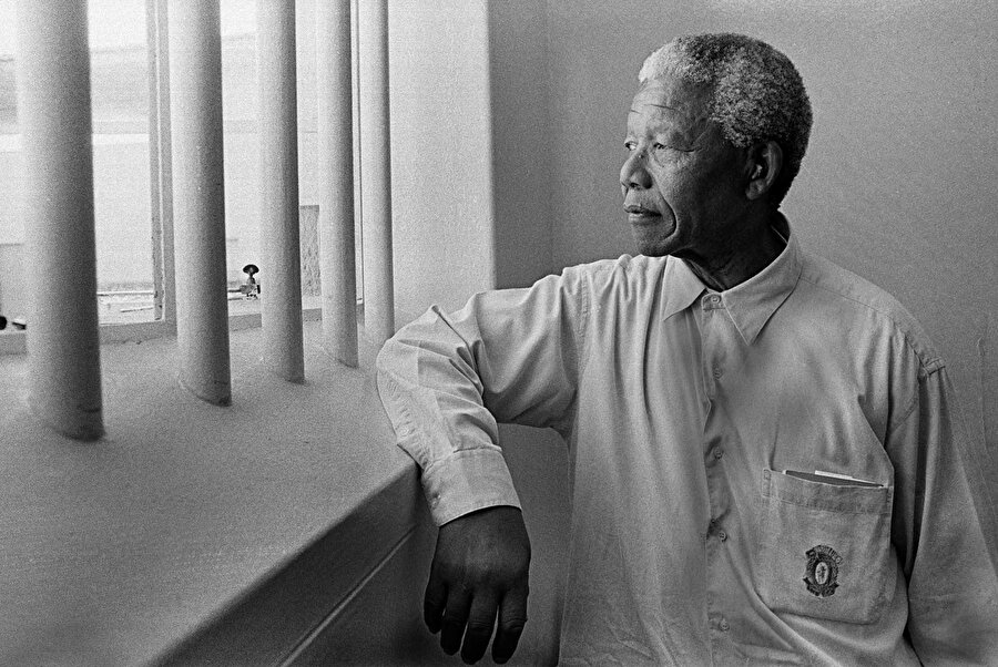1964 yılında ömür boyu hapse mahkum edilen Mandela, 27 yıl sonra hapisten çıktı. 1990’larda sömürgecilik karşıtı mücadelenin tüm dünyada yayılması, onun özgürlüğüne kavuşmasında büyük rol oynadı. Mandela’nın hapisten çıkması, sadece siyahları değil beyaz insanları da sevindirdi. 

                                    
                                    
                                
                                