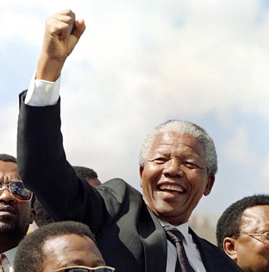 1994 yılında aldığı yüksek oy oranıyla Güney Afrika’nın devlet başkanı seçildi. Ülkede radikal reformlar yapan Mandela 1999 yılına kadar devlet başkanlığı görevini yürüttü. 1993 yılında Nobel Barış Ödülü’nü almaya da hak kazanan Mandela’nın hayatı filmlere konu oldu.

                                    
                                    
                                    
                                    
                                
                                
                                
                                
