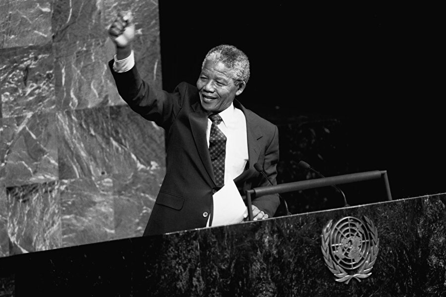 Devlet Başkanlığı’ndan sonra hayır işleriyle uğraşmaya başlayan Mandela, 5 Aralık 2013 yılında hayatını kaybetti.

                                    
                                    
                                    
                                
                                
                                