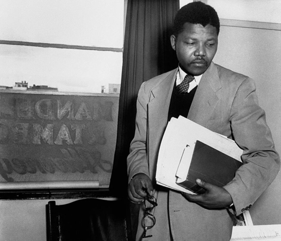Üniversitede hukuk eğitimi alan Mandela, üniversite yıllarında sömürgecilik karşıtı hareketlerde aktif rol oynayıp çeşitli protesto gösterileri düzenledi. Okuldan mezun olup avukat olduktan sonra da anti apartheid olarak hayatını mücadelesine adamaya devam etti. 

                                    
                                    
                                    
                                    
                                
                                
                                
                                