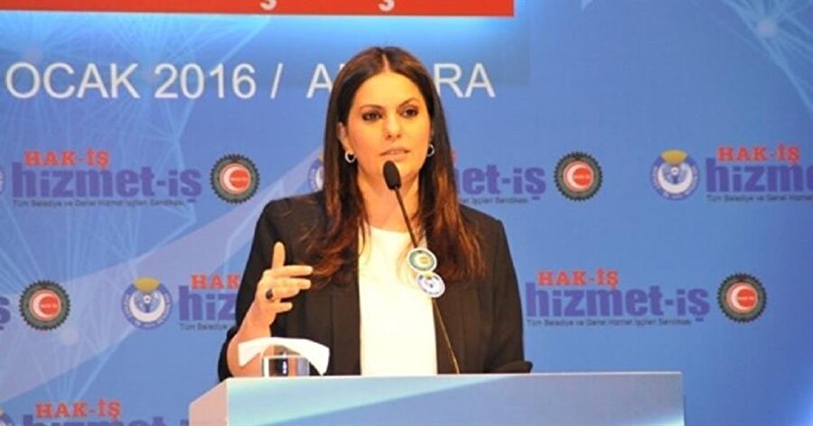 Çalışma ve Sosyal Güvenlik Bakanı koltuğuna oturan Jülide Sarıeroğlu, Fatma Betül Sayan Kaya ile birlikte kabinede ikinci kadın bakan olarak yerini aldı.