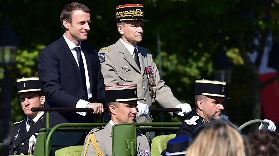 Fransa Cumhurbaşkanı Macron, Ulusal Bayram Günü orduya seslenerek,"Sizin başkomutanınız benim" açıklamasında bulunmuş, yaşanan tartışma sonrası Fransa Genelkurmay Başkanı Pierre de Villiers istifa etti.

                                    
                                