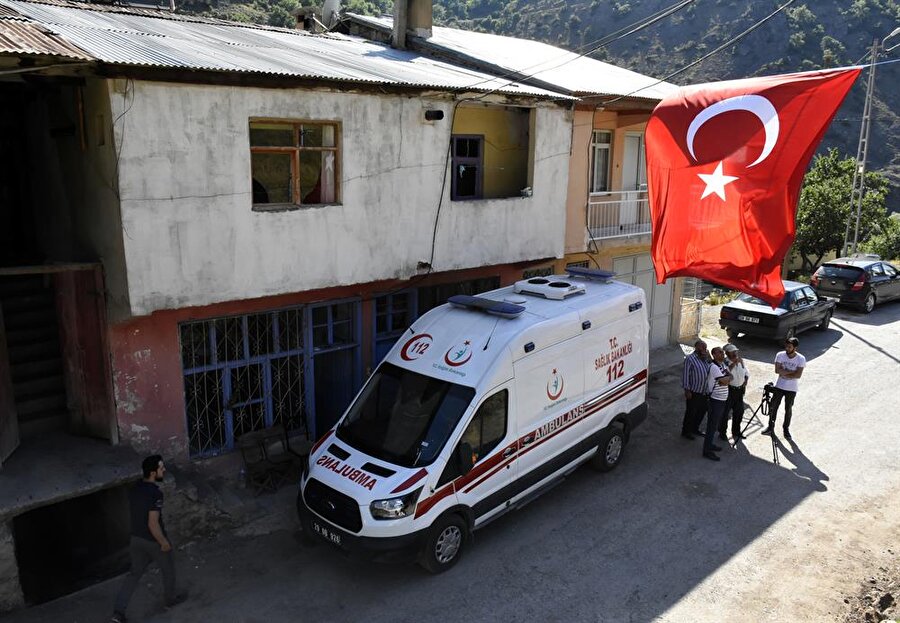 Kaçırıldıktan birkaç saat sonra şehit edildiği öğrenilen genç öğretmenin başına silah vurularak öldürüldüğü ortaya çıktı. Şehidin baba evinde yas vardı.

                                    
                                    
                                    
                                    
                                    
                                    
                                    
                                
                                
                                
                                
                                
                                
                                