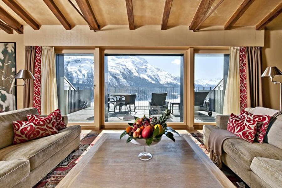 Carlton Hotel St. Moritz, İsviçre 

                                    Gecelik: 18.000 $ 
                                